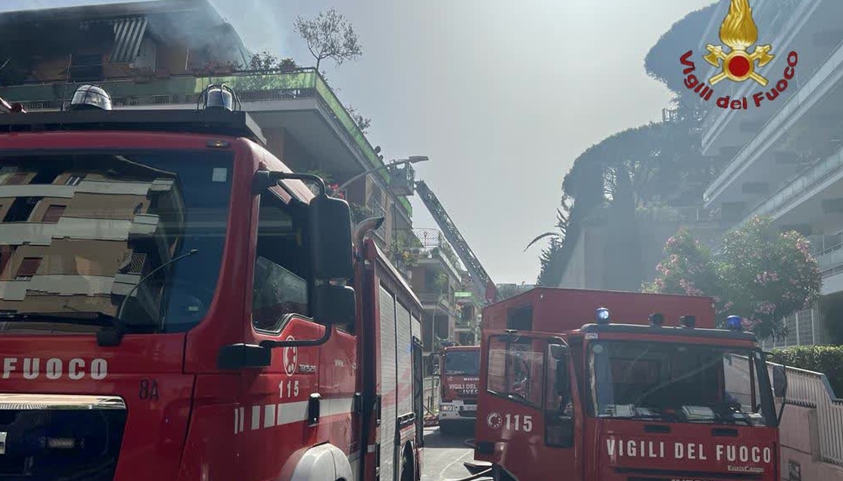 Incendio in un palazzo di Roma vicino San Pietro: fiamme nell'attico, morto un uomo