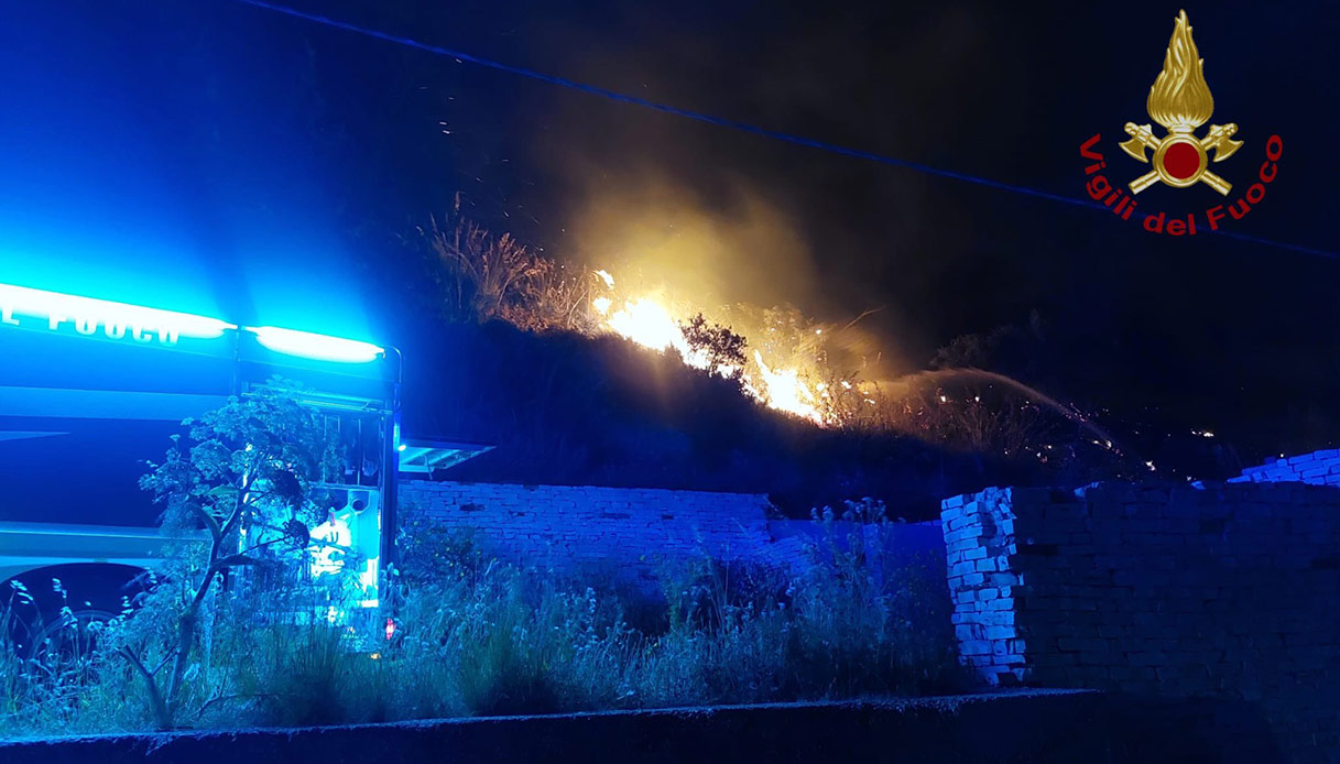 Incendio a Erice, il monte della cittadina inghiottito dalle fiamme: paura per i forti venti di scirocco
