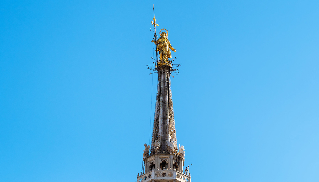 Milano: scala il Duomo per farsi un selfie con la Madonnina, ma ad attenderlo c'è la Polizia