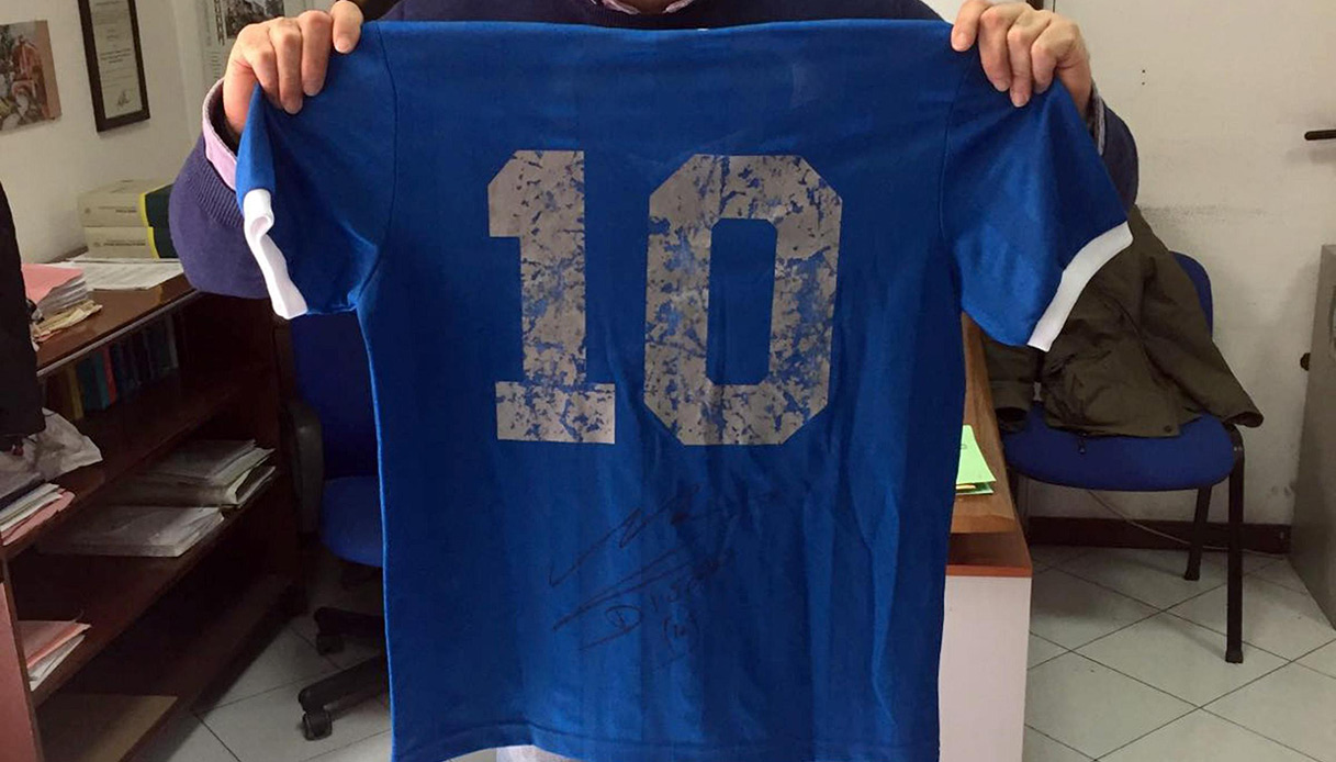 Maradona da record, venduta all'asta la maglia della Mano de Dios: quanto è costata