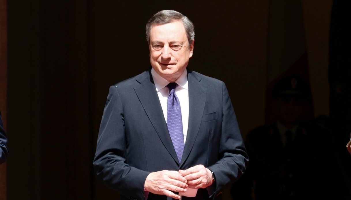 Governo a rischio, Draghi pronto a minacciare l'addio: cosa succede nel governo