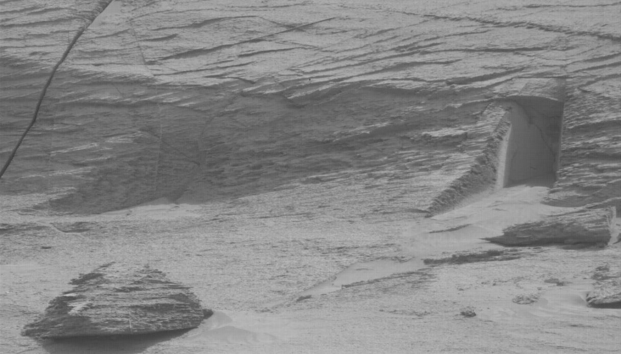 C'è una porta su Marte: l'immagine scattata dal rover Nasa e la spiegazione degli esperti