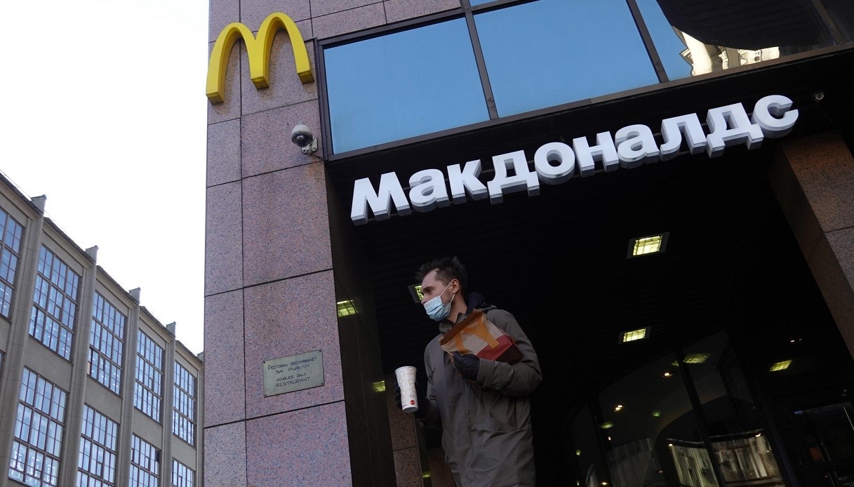 Un McDonald's in Russia con scritta in cirillico.
