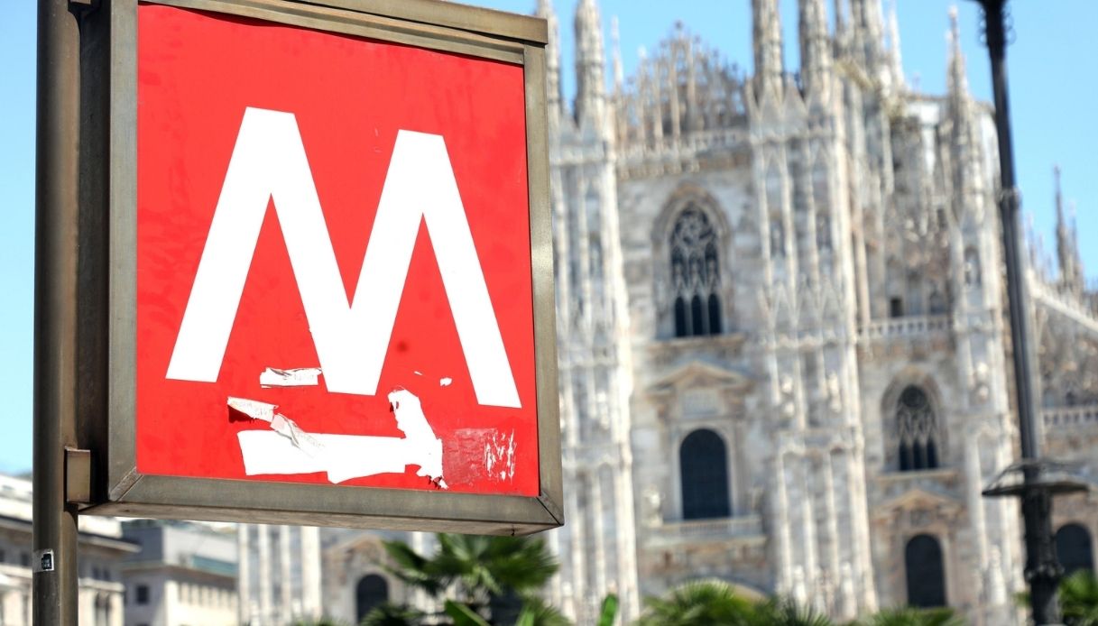Milano, giovane spinta contro la metro in arrivo: paura e arresto per tentato omicidio. Cosa è successo