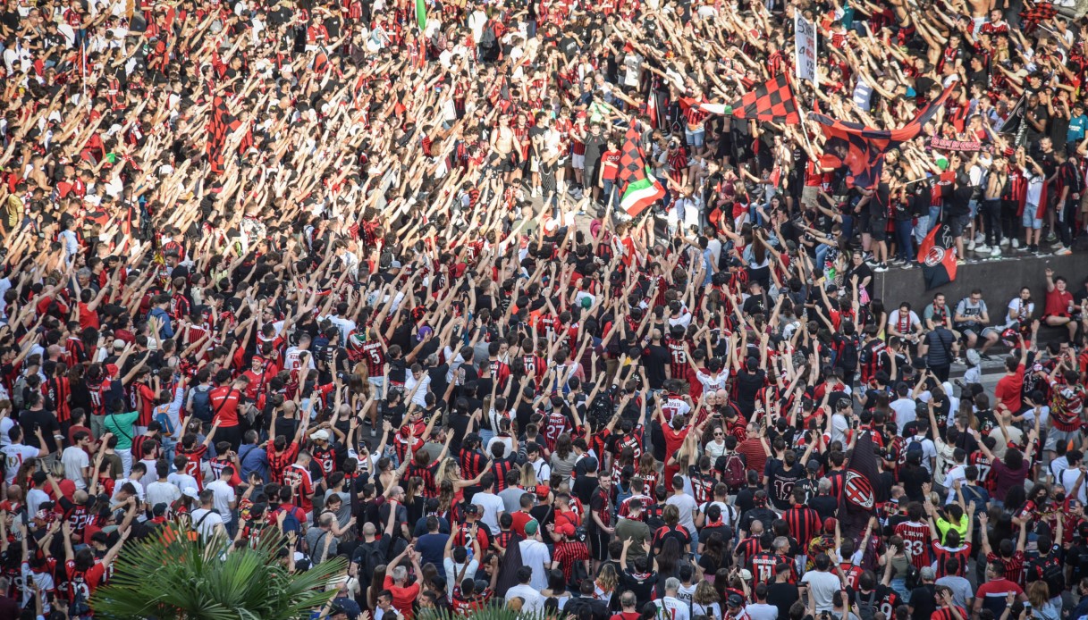 La festa scudetto del Milan con i calciatori sui bus scoperti: la Milano rossonera festeggia dopo 11 anni