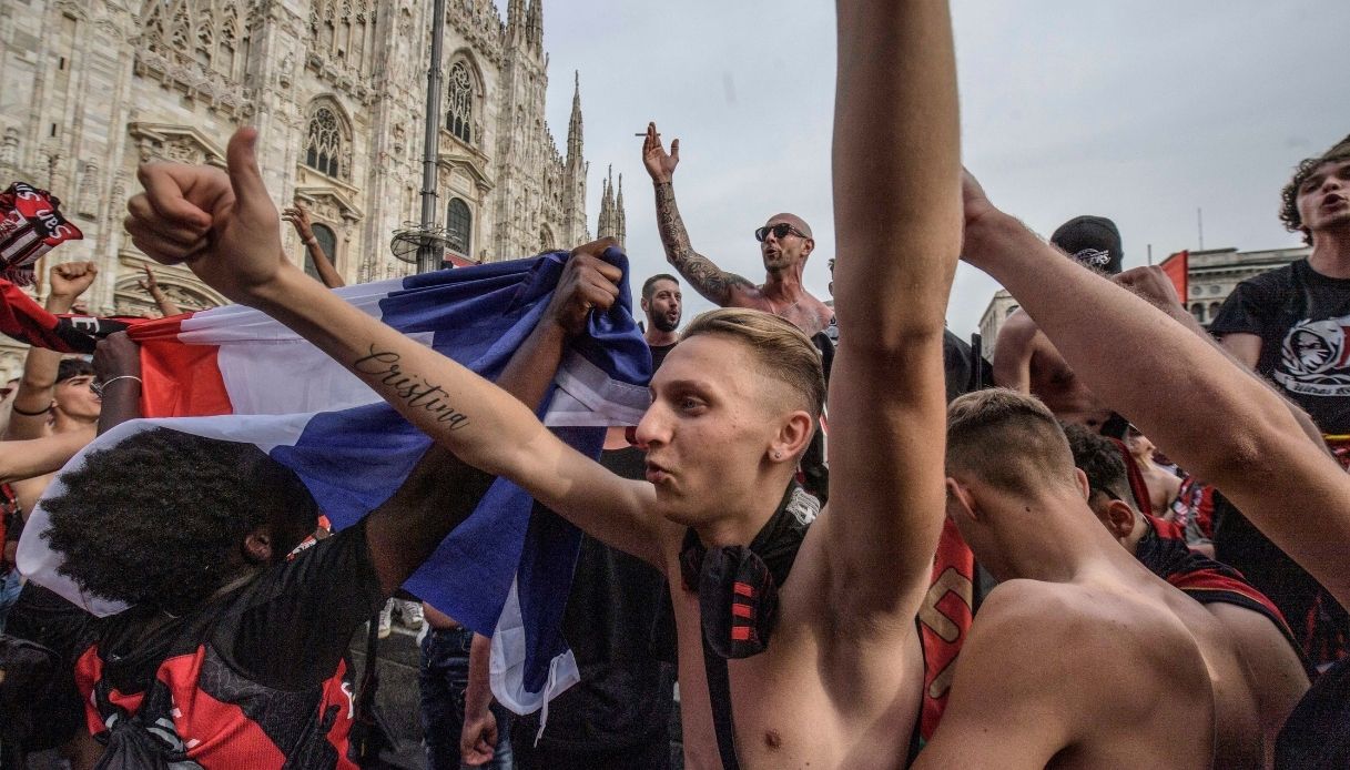 Milan campione d'Italia, tifosi scatenati in piazza Duomo: le immagini