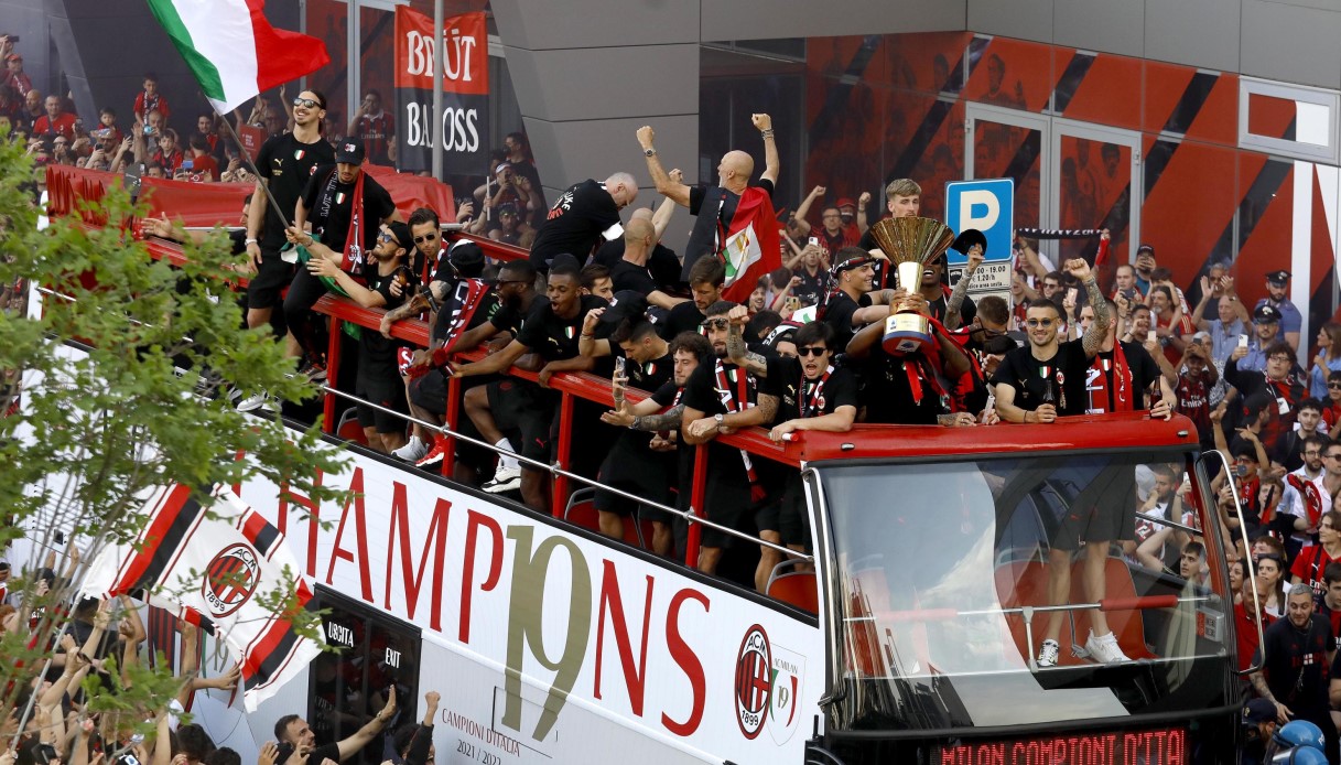 La festa scudetto del Milan con i calciatori sui bus scoperti: la Milano rossonera festeggia dopo 11 anni