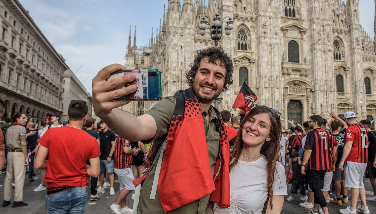 Milan campione d'Italia, tifosi scatenati in piazza Duomo: le immagini