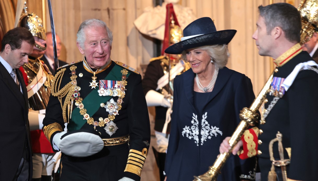 La prima volta di Carlo: il principe legge il discorso della regina a Westminster al posto di Elisabetta