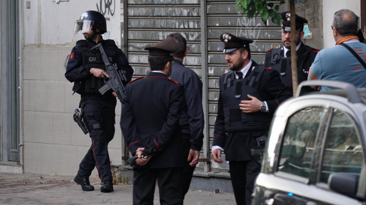 Napoli, ruba la pistola alla guardia giurata e spara davanti al bar:  quattro feriti, due in gravi condizioni