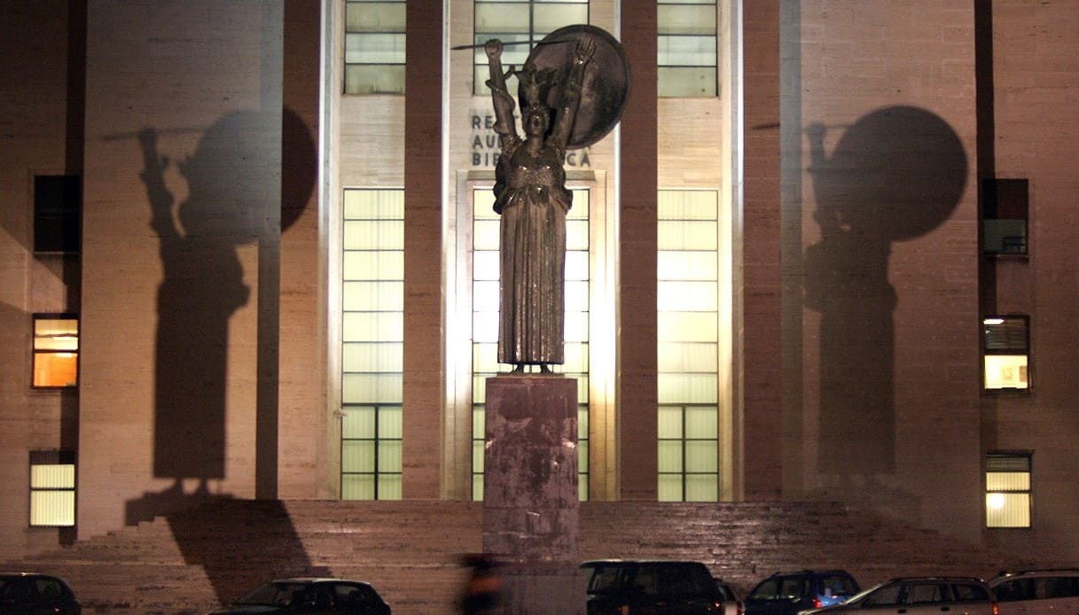 Si laurea in Fisica alla Sapienza senza aver sostenuto gli esami a processo professore di Economia Si laurea in Fisica alla Sapienza senza aver sostenuto gli esami a processo professore di Economia