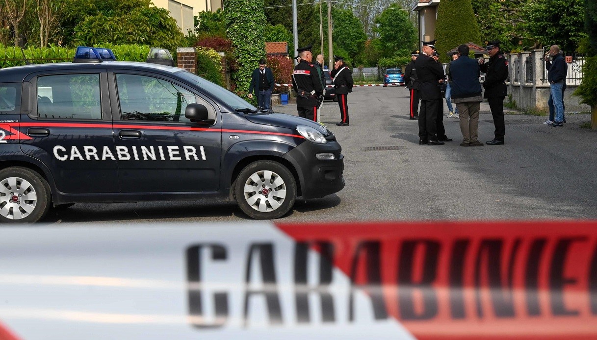 I carabinieri durante gli accertamenti sul luogo della tragedia.