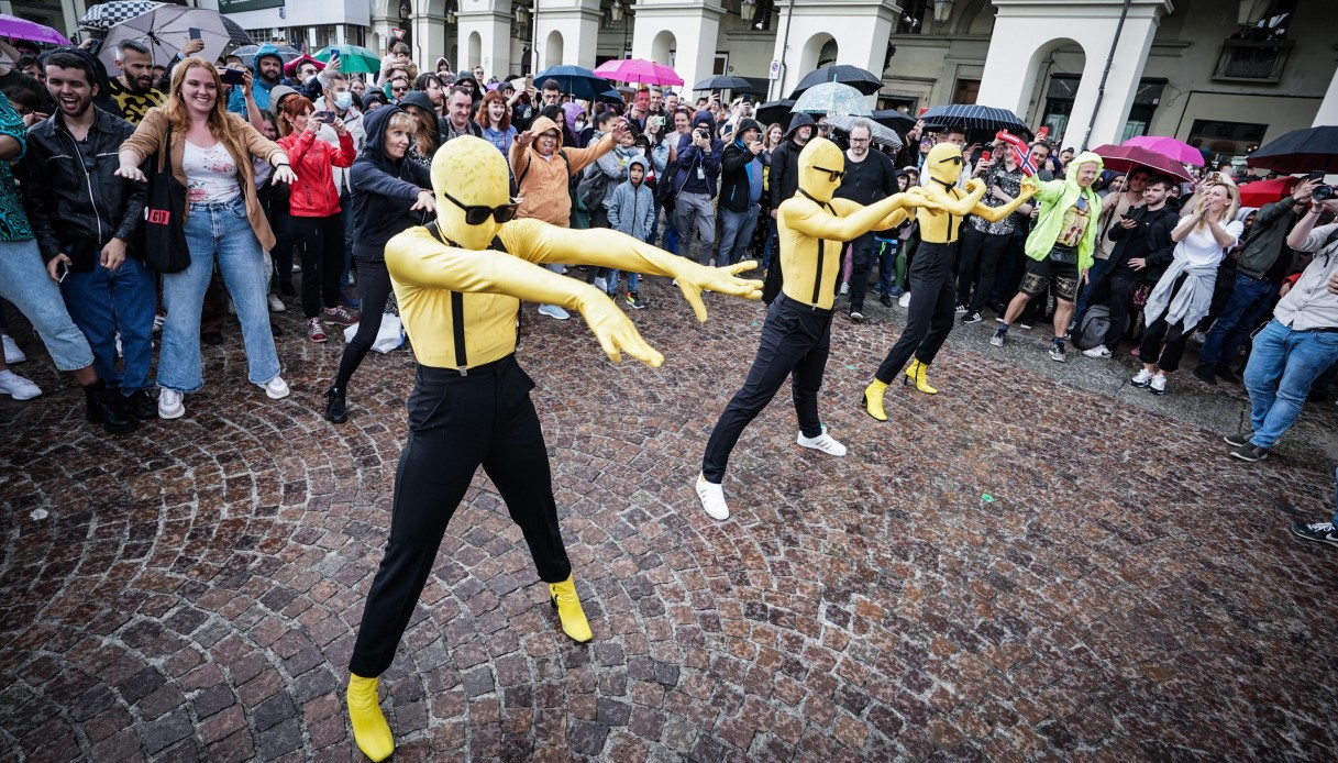 Eurovision 2022, il flash mob dei norvegesi Subwoolfer scatena la piazza: tutti a ballare sotto la pioggia