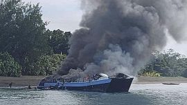 Inferno su un traghetto nelle Filippine con a bordo 134 persone: l'incendio e il bilancio tragico