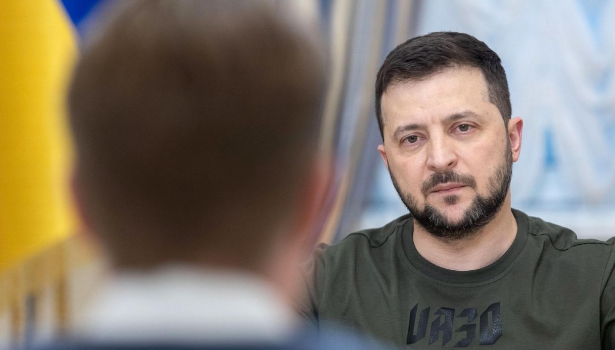 Zelensky pronto alla soluzione diplomatica per Mariupol: la richiesta per salvare i militari all'Azovstal