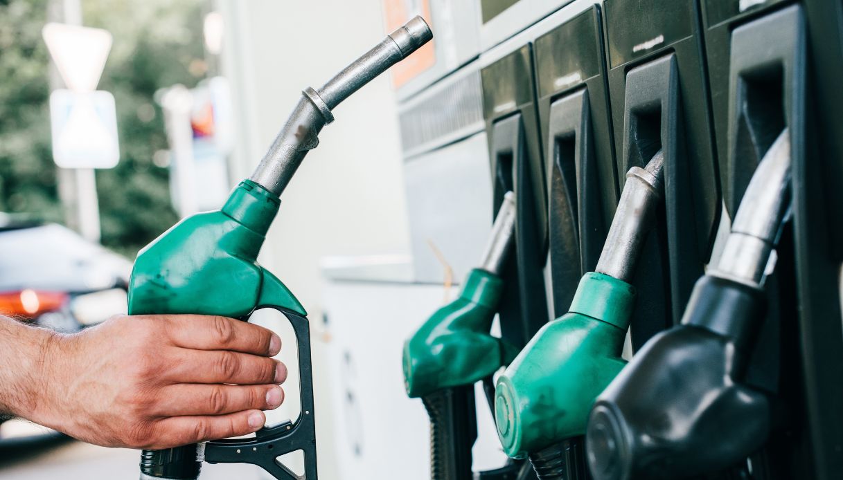 Il prezzo della benzina continua a salire, ma l'Italia non è la più cara: quanto costa un pieno all'estero