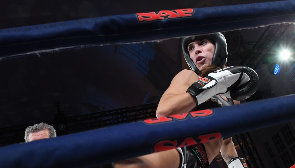 Elisabetta Canalis vince al suo debutto in kickboxing: contro chi ha lottato e il commento post match