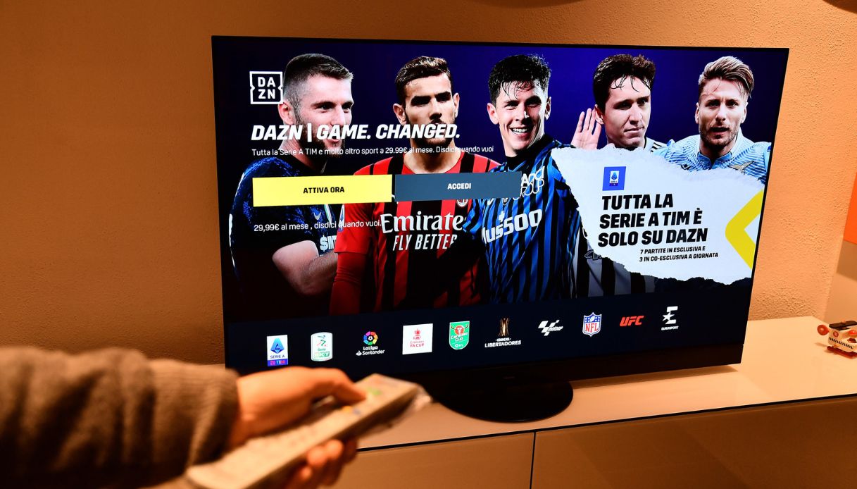 Dazn, ufficiali le nuove tariffe: quanto costerà guardare il calcio in tv, la novità per la stagione 2022-23