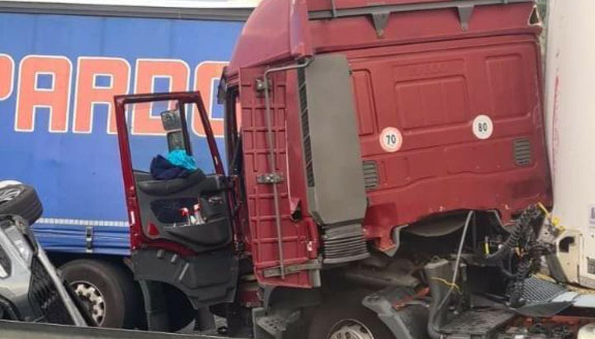 Incidente sulla A1 tra Fabro e Chiusi: due morti e traffico in tilt, la dinamica del maxi tamponamento