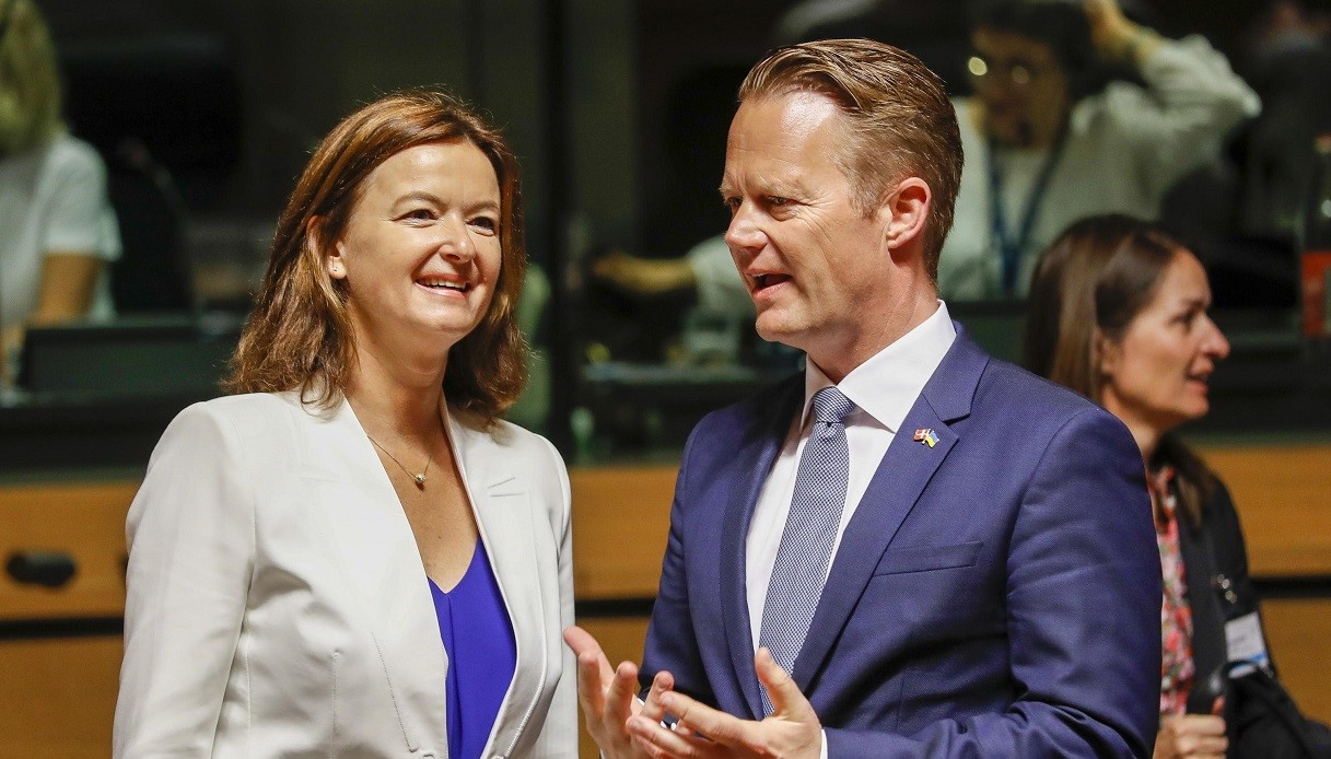 A destra, il ministro degli Esteri danese Jeppe Kofod.