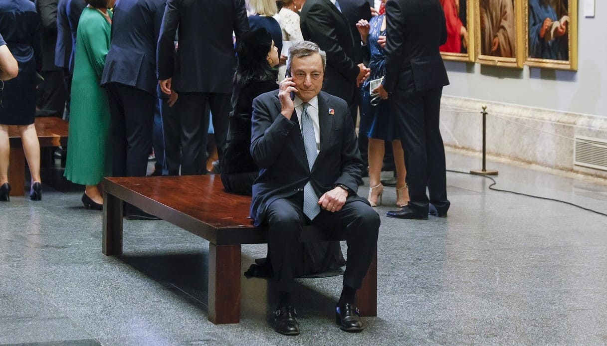 Mario Draghi in disparte al Museo del Prado durante il vertice Nato.