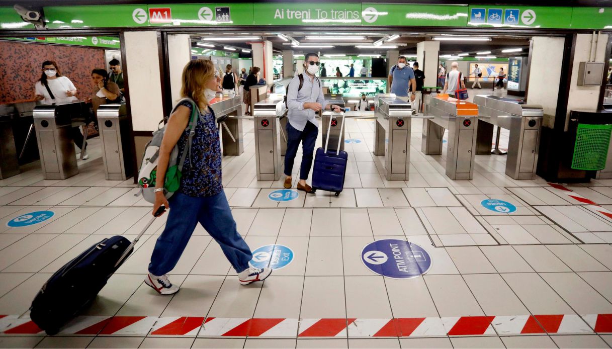 Accerchiano anziana in metro a Milano e la derubano: arrestate tre borseggiatrici