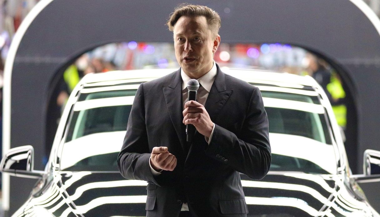 Elon Musk boccia lo smart working in Tesla, l'ultimatum ai dipendenti: 