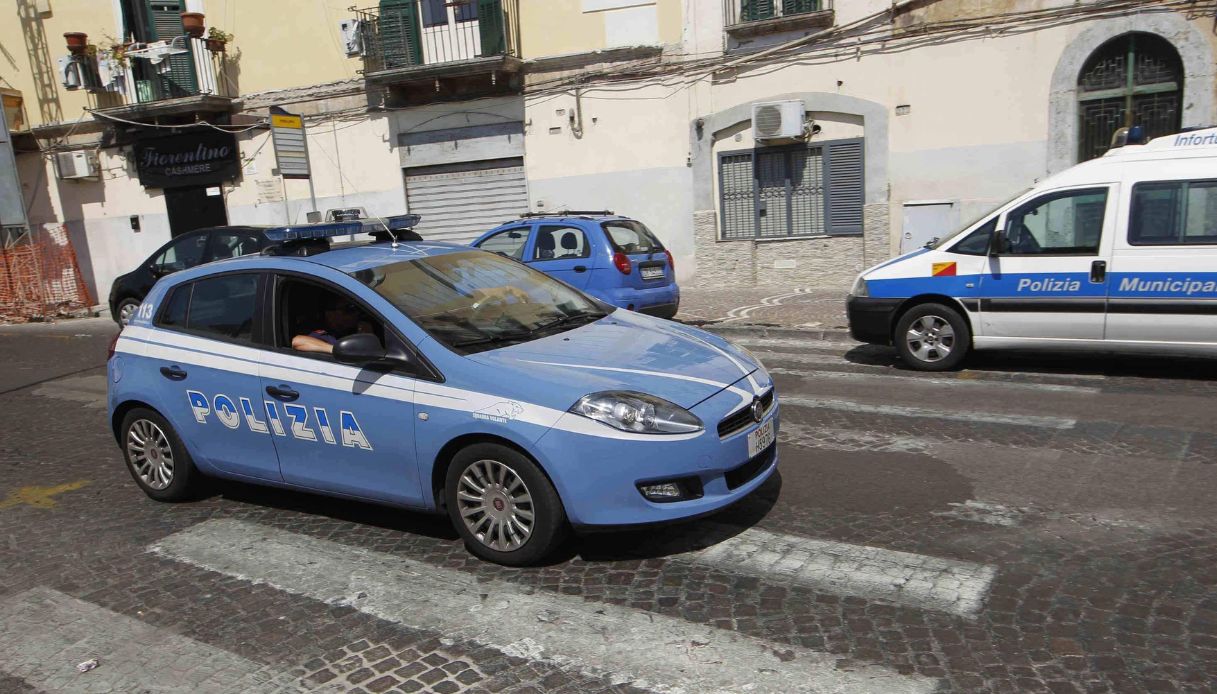 Napoli, col furgone investe tre persone e ne uccide una: 29enne fermato, cosa è successo tra Volla e Cercola