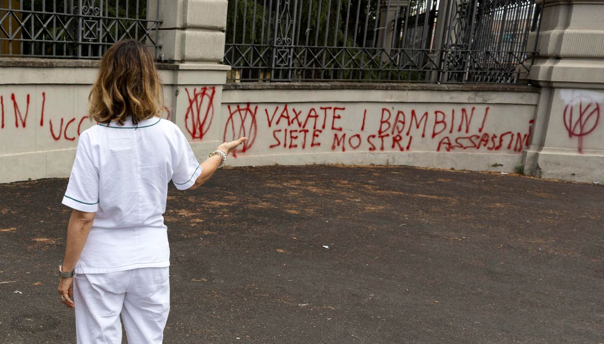Spallanzani, assalto No Vax con scritte su muri contro il vaccino: tirati in ballo anche i bambini