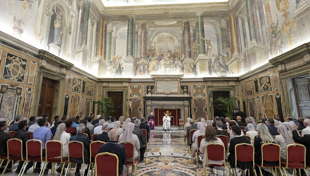Papa Francesco durante un incontro in Vaticano.