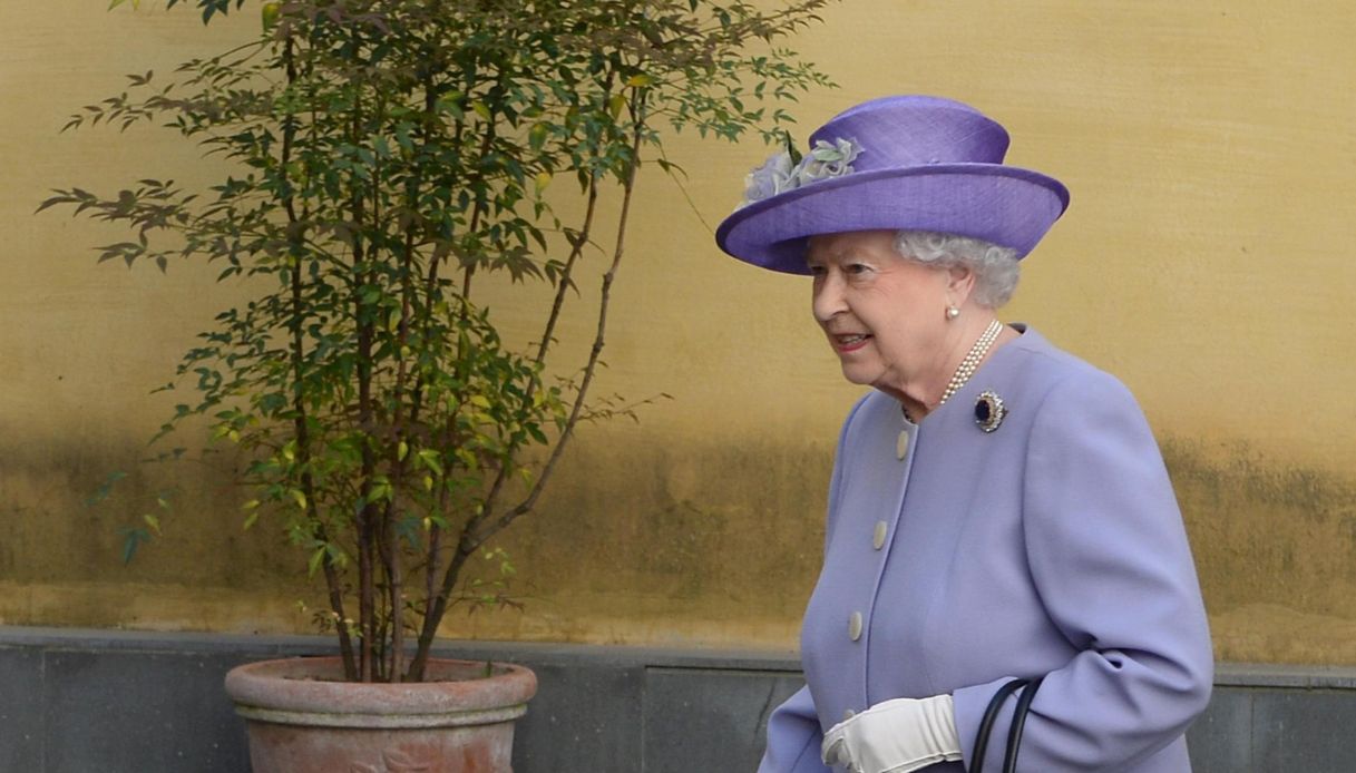 "Malessere" per Elisabetta II: come sta la Regina, i segreti di Buckingham Palace e cosa succederà ora
