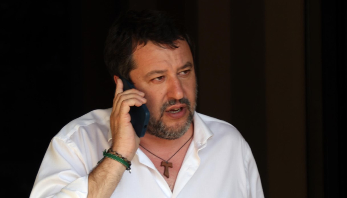 Salvini rinuncia al viaggio in Russia: dopo le polemiche arriva il passo indietro del leghista