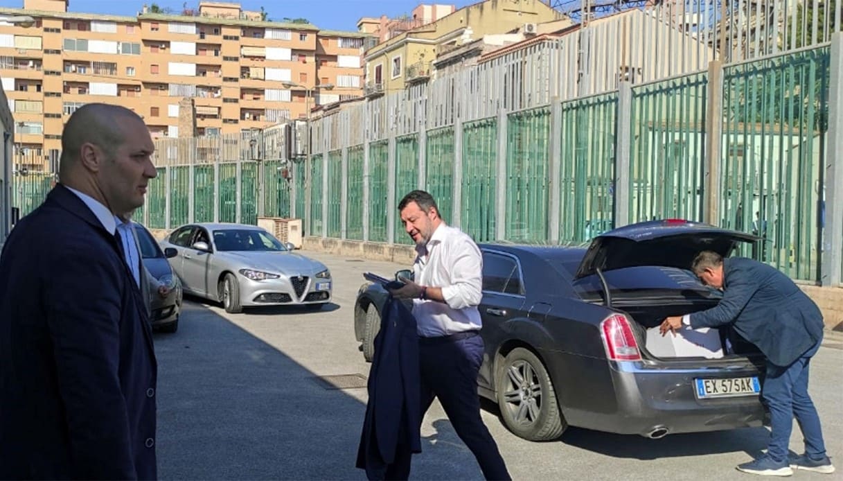 Salvini arriva nell'aula bunker a Palermo. 