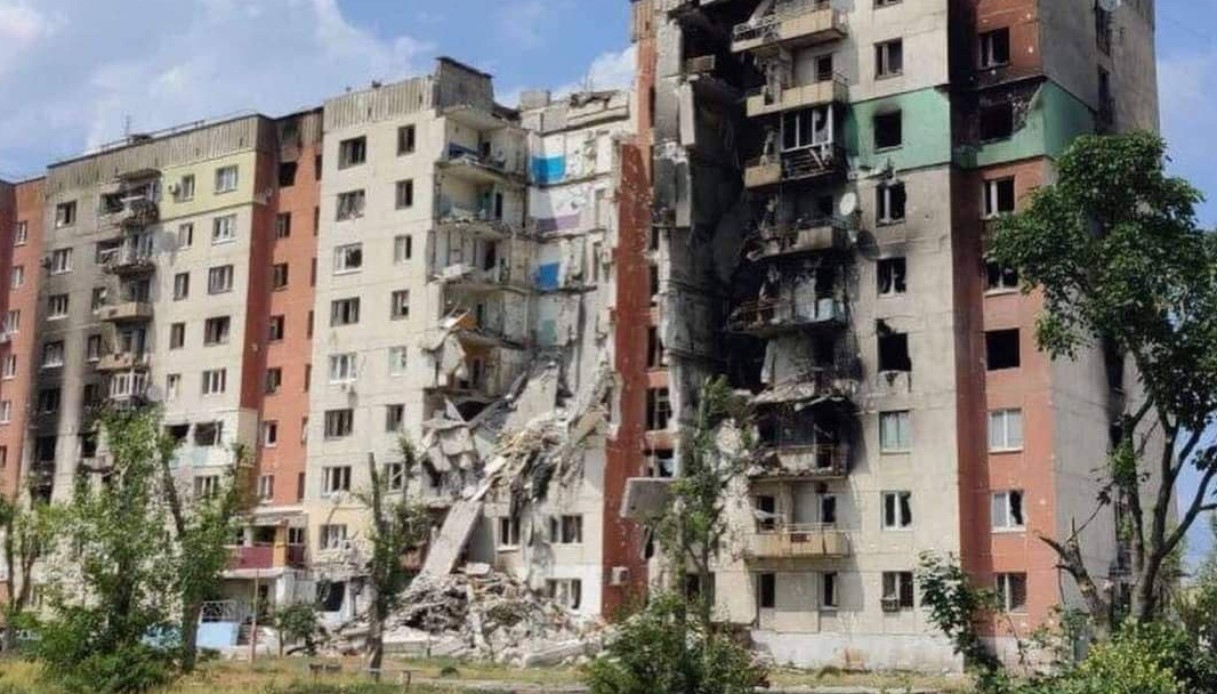 Severodonetsk, ospedale con la croce rossa sul tetto bombardato e distrutto dai russi: il video
