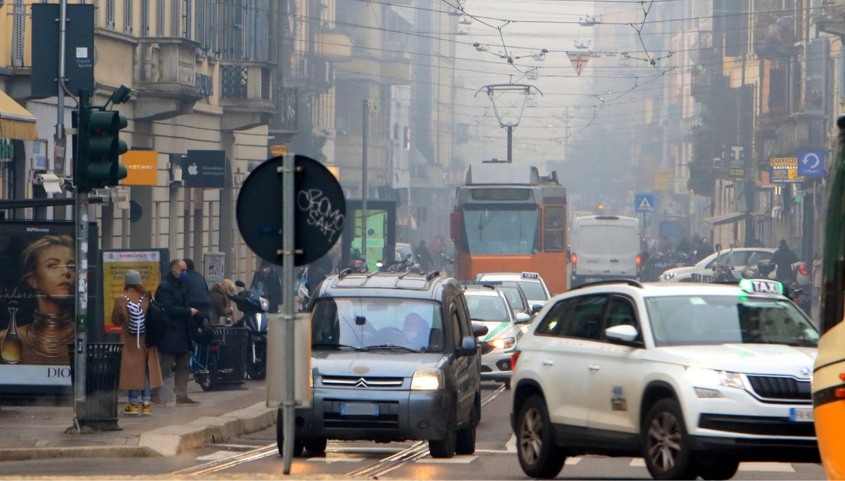Smog, rischio mortalità in aumento a Roma e Milano per l'aria inquinata e i cambiamenti climatici: lo studio