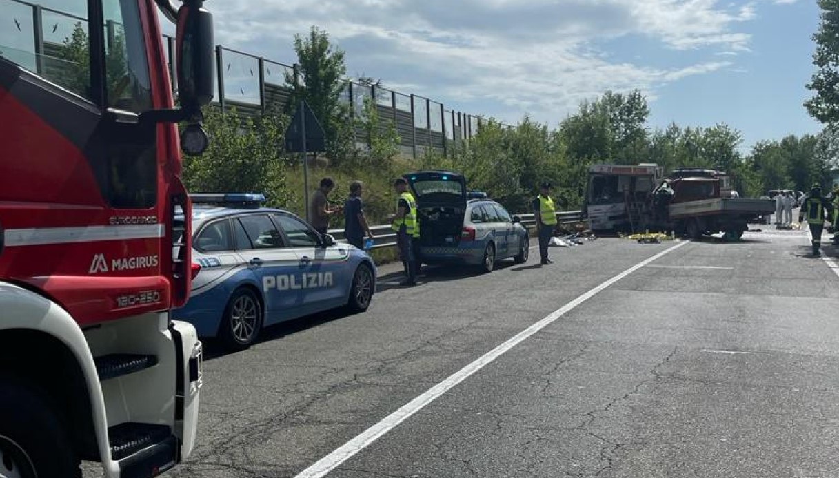 Alessandria, scontro frontale tra un furgone e un camion. Bilancio drammatico: cinque morti e due feriti gravi