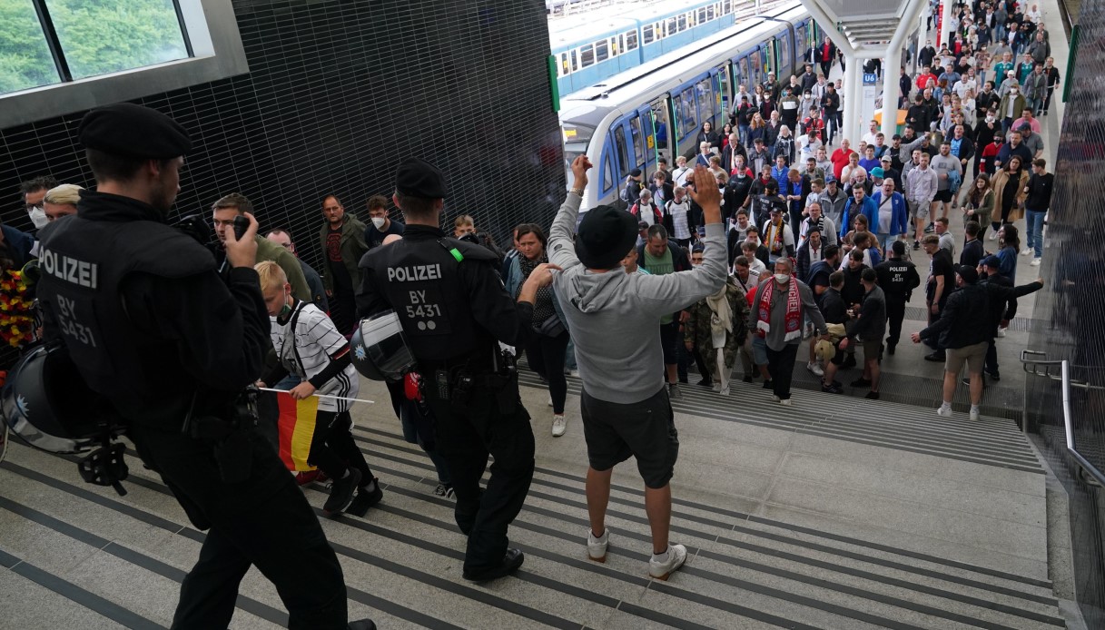 Saluti nazisti, tifosi inglesi arrestati a Monaco di Baviera: alta tensione per Germania-Inghilterra