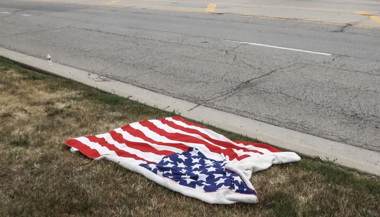 Una bandiera americana sul luogo della strage.