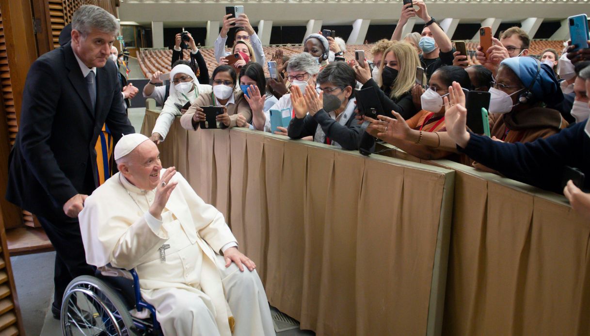 Papa Francesco e i dubbi sulle dimissioni: "Potrei farmi da parte e non sarebbe una catastrofe"