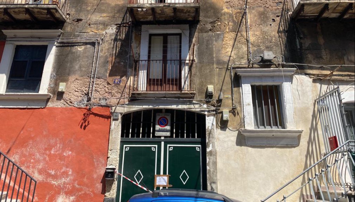 Catania, donna uccisa a coltellate in casa al culmine di una lite: fermato il figlio 15enne