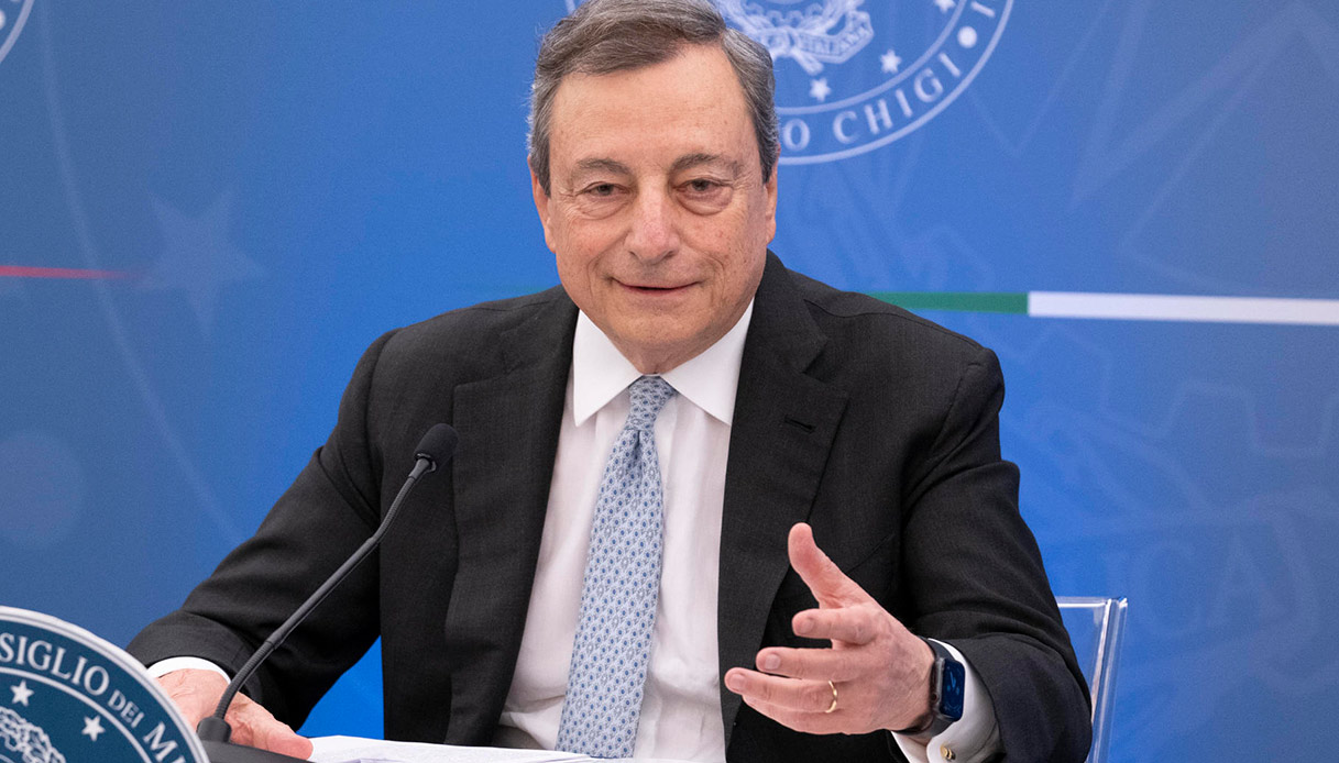 Draghi ora tocca gli stipendi a causa dell'inflazione: tre misure sul tavolo tra Governo e parti sociali