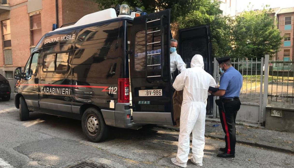 Ferrara, donna di 62 anni morta in casa per avvelenamento: la figlia 38enne fermata per omicidio