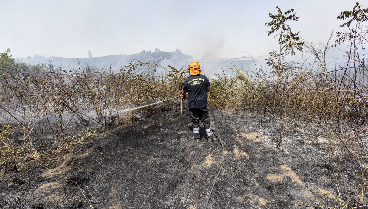 Incendio a Roma, brucia il parco del Pineto: bambini evacuati dal centro sportivo