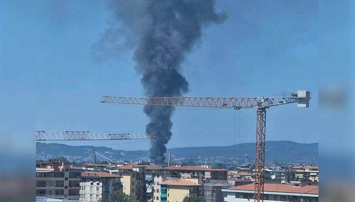 Incendio a Firenze, tra Mangnano e Isolotto: a fuoco baracche abusive e le sterpaglie secche dell'Arno