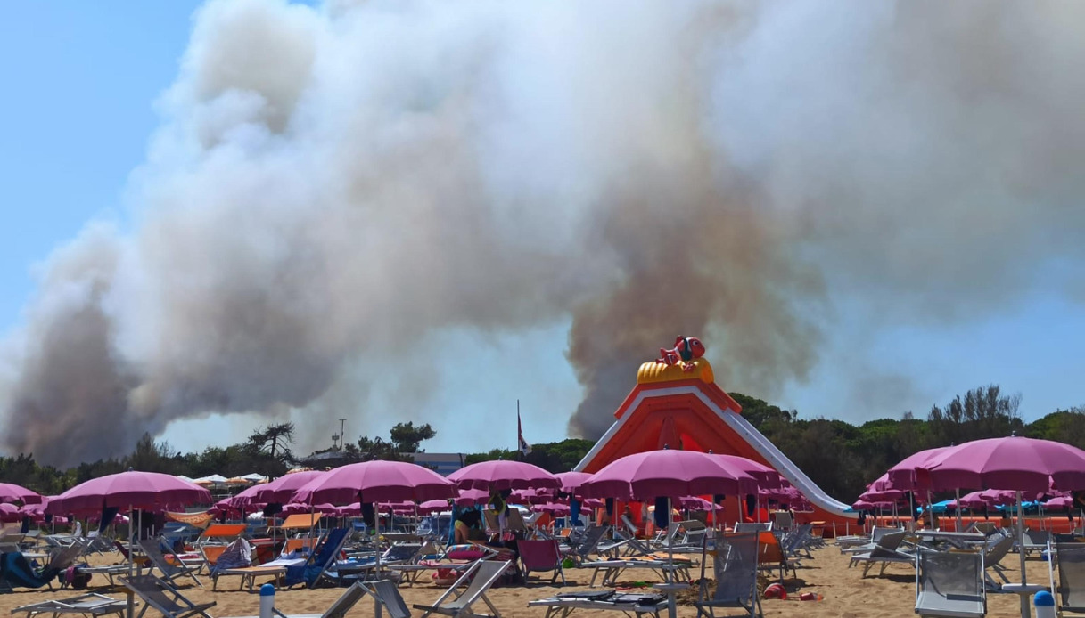 Incendio Bibione, 8 persone si tuffano in mare per sfuggire alle fiamme: le immagini del maxi rogo