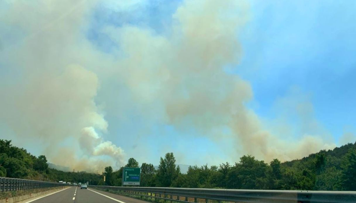 Incendio sul Carso triestino: chiusi 30 km di autostrade e la ferrovia, evacuato il casello