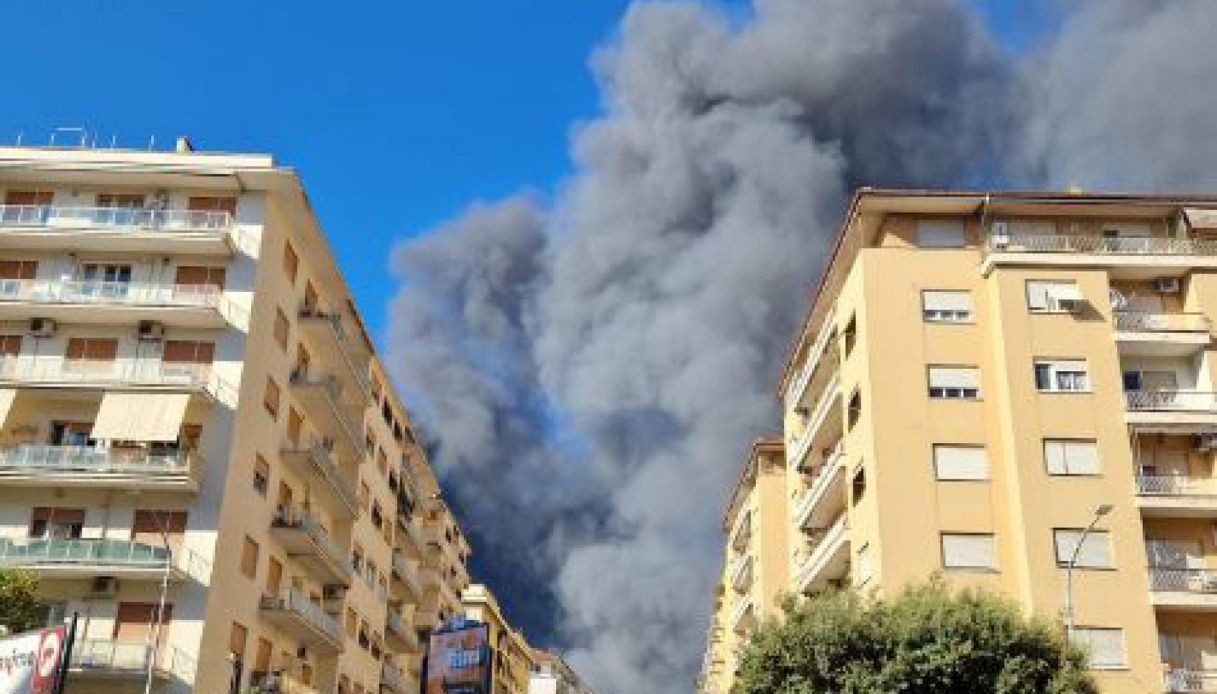 Maxi incendio a Roma: esplosioni a catena, si teme nube tossica. La situazione