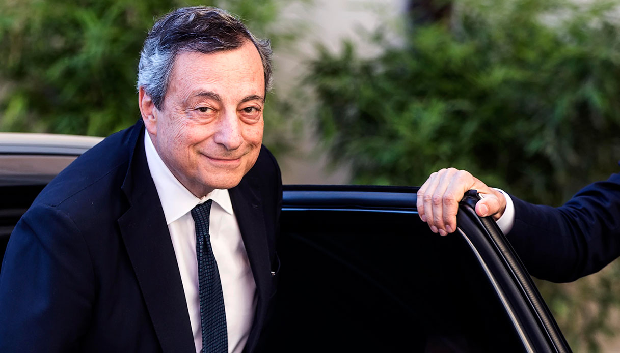 Draghi contro Conte, chi vince nei sondaggi e cosa chiedono gli italiani al Governo