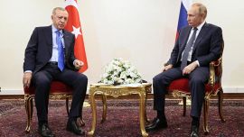 El video de Erdogan avergüenza a Putin: tuvo que pararse solo frente a las cámaras