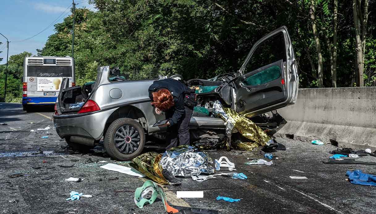 Auto contro bus a Torino, due morti e due feriti gravi mezzi distrutti